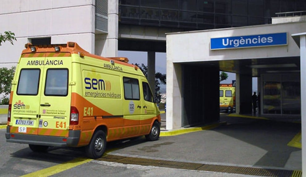 Ambulància en ple servei davant les urgències de l'Hospital Verge de la Cinta de Tortosa.