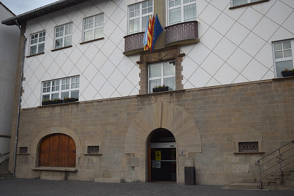 Façana de l'Ajuntament d'Olot, en una imatge d'arxiu 