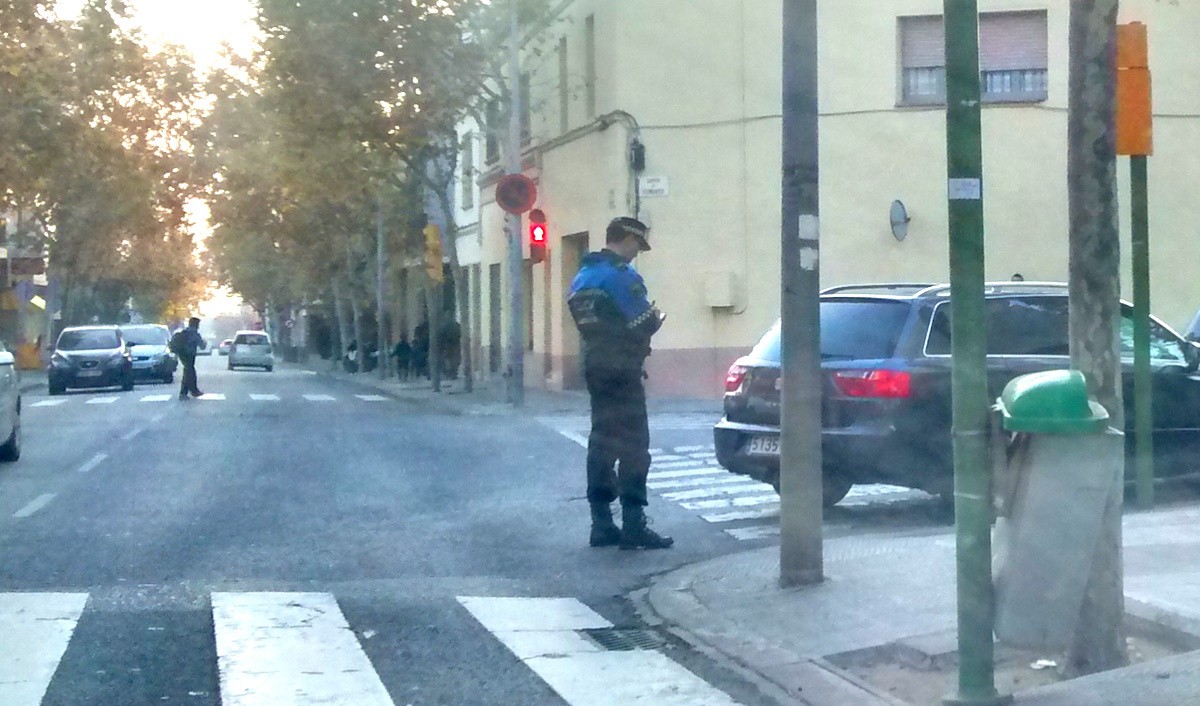 Un agent de la Policia Municipal multant un cotxe