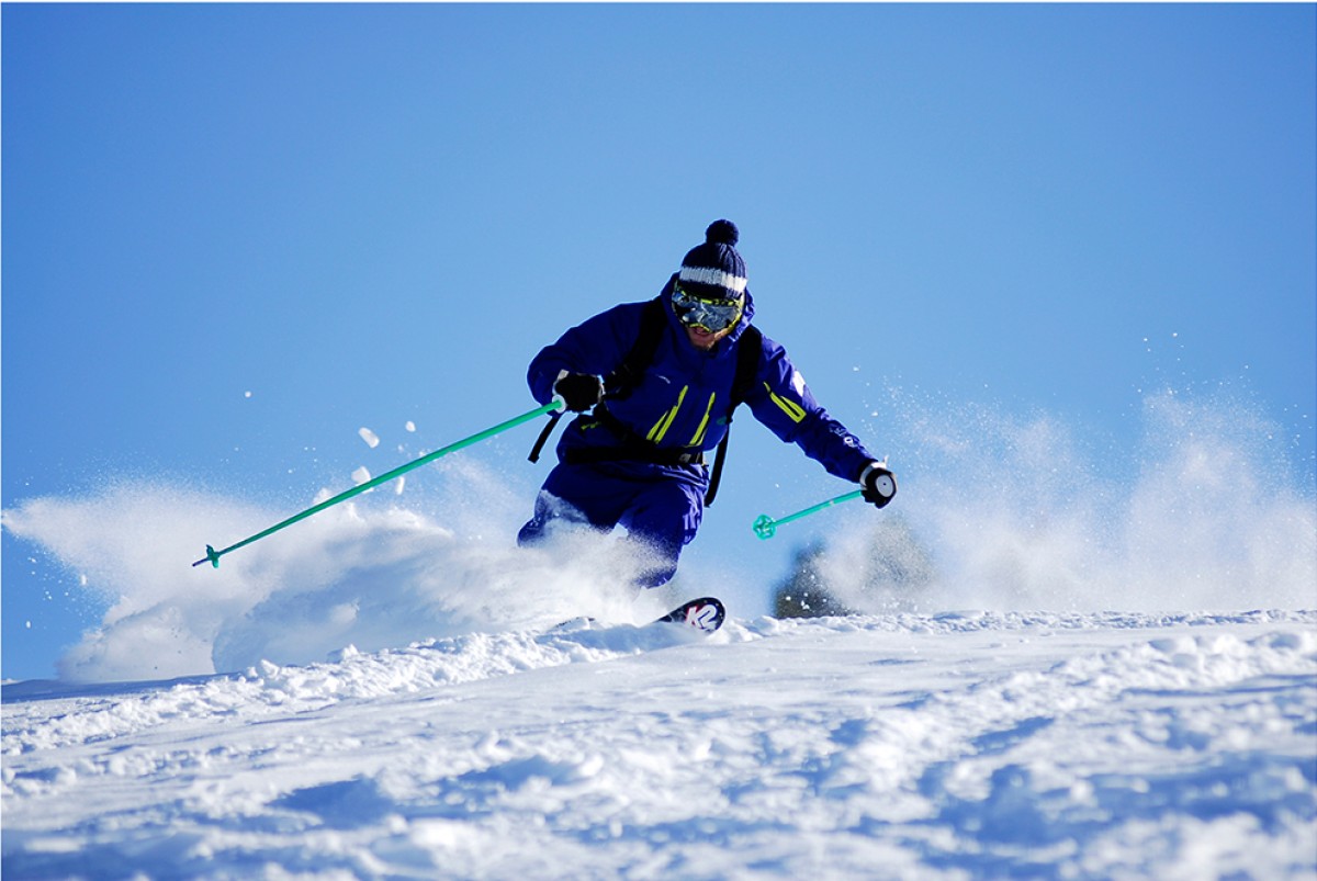 Una persona esquiant a Andorra