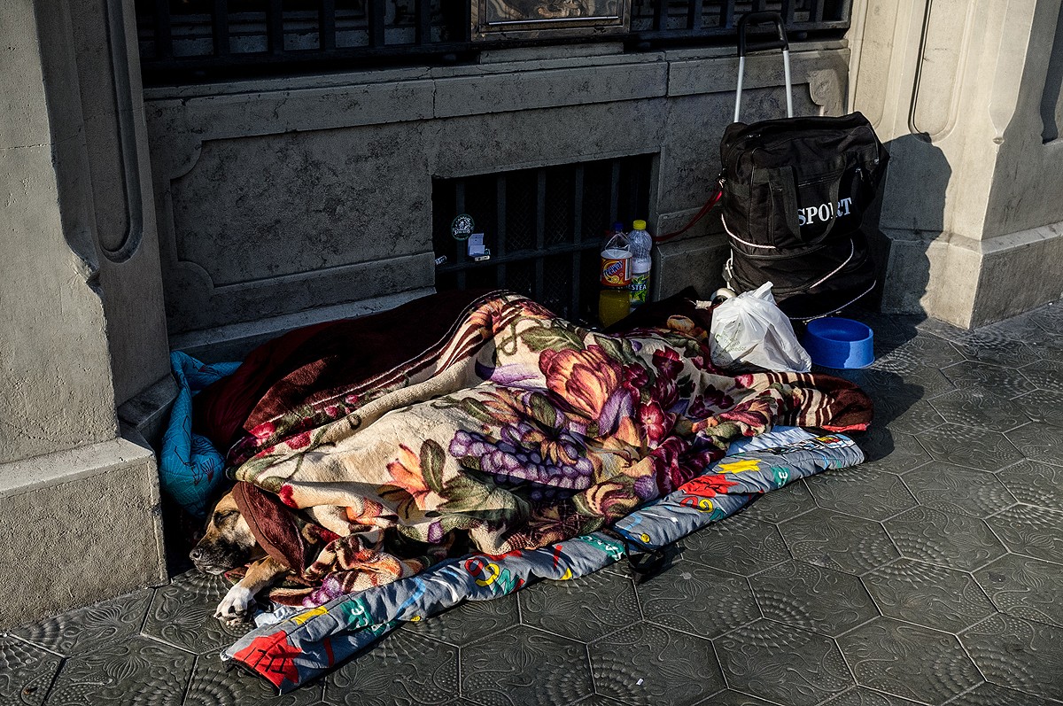 Un home sense llar dormint al passeig de Gràcia