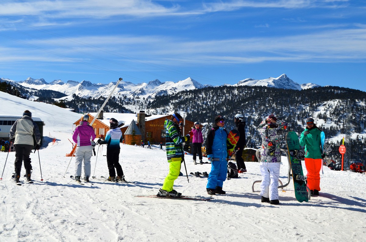 Grup d'esquiadors a 1.800 metres a l'estació de Baqueira