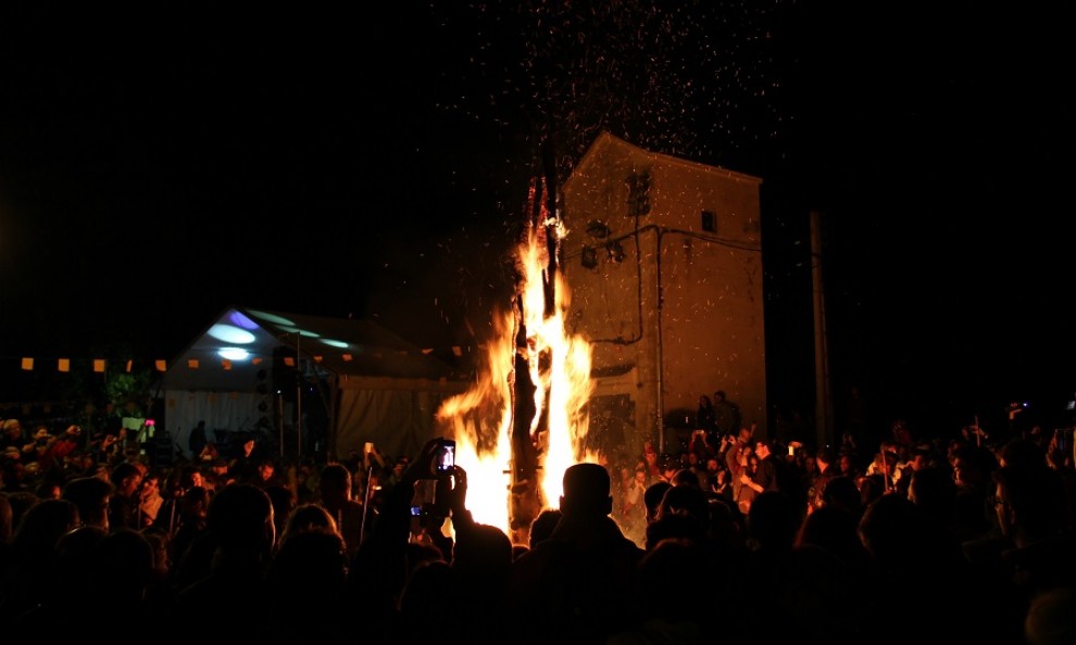 La Falla Major d'Isil crema al mig de la plaça durant la nit de Sant Joan