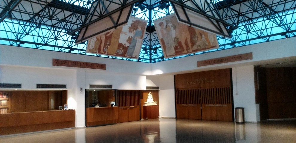 Vestíbul del Centre Cultural amb les pintures recuperades de Torres-García