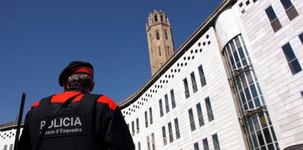 Un Mosso d'Esquadra davant el Jutjat Penal de Lleida