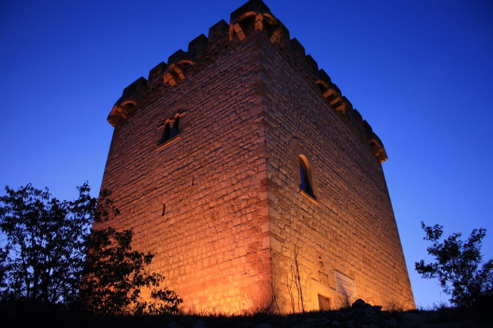 Imatge nocturna de la Torre de la Carrova.