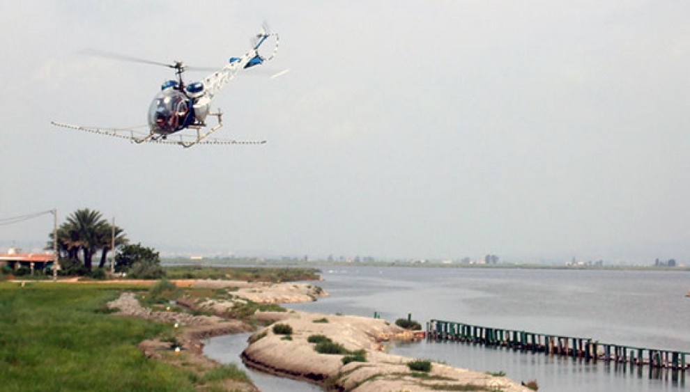 Helicòpter de tractament aeri contra el mosquit al Delta