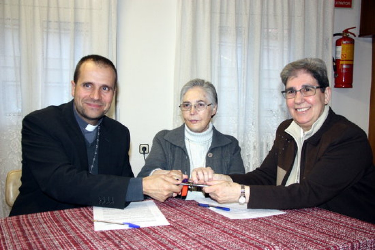 El Bisbe de Solsona, Xavier Novell, i les germanes de l'orde de les Carmelites, Pilar Miguel i Carme Ibáñez, aquest dilluns