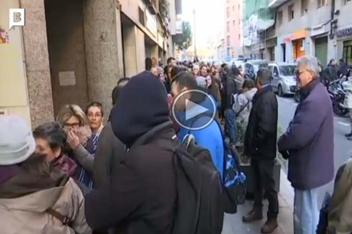 Vídeo: mestres i monitors fent cua davant  de la seu del Ministeri de Justícia a Catalunya