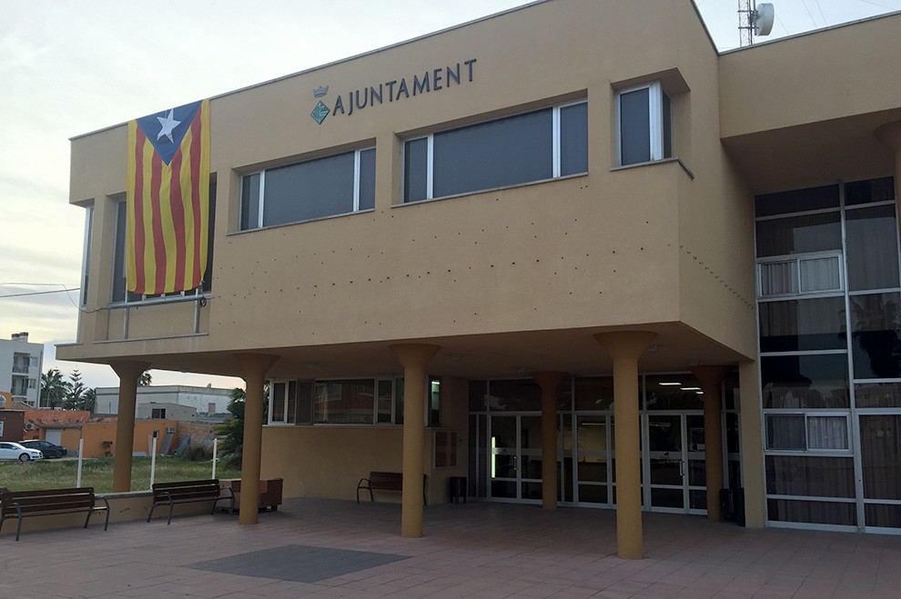 Façana de l'Ajuntament de Deltebre.