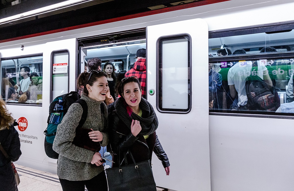 Dues usuàries del metro de Barcelona.