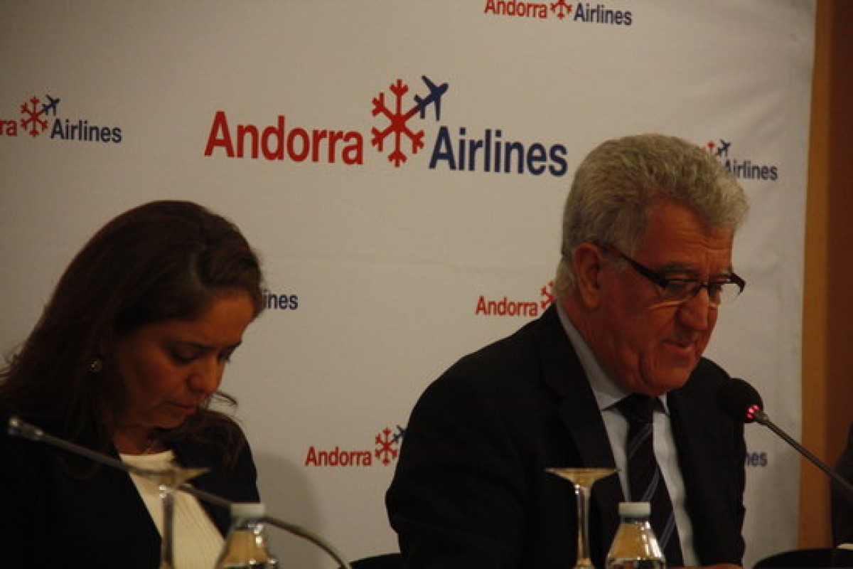 En un primer pla la vicepresidenta d'Andorra Airlines, Heloísa Oliveira, i del president, Jordi Soriano