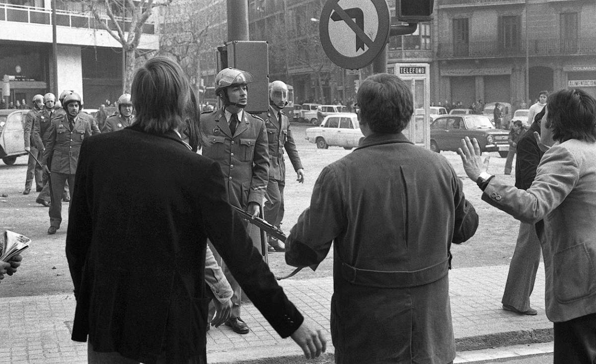 La policia contra la gent en una de les manifestacions convocades per l'Assemblea el febrer de 1976.