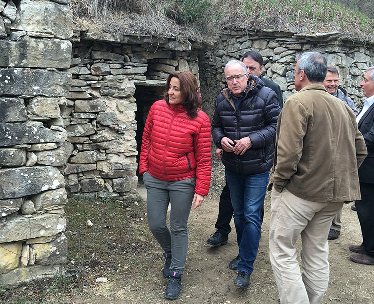 Mercè Conesa i Salvador Cardús durant la visita a les tines de la Vall del Flaquer