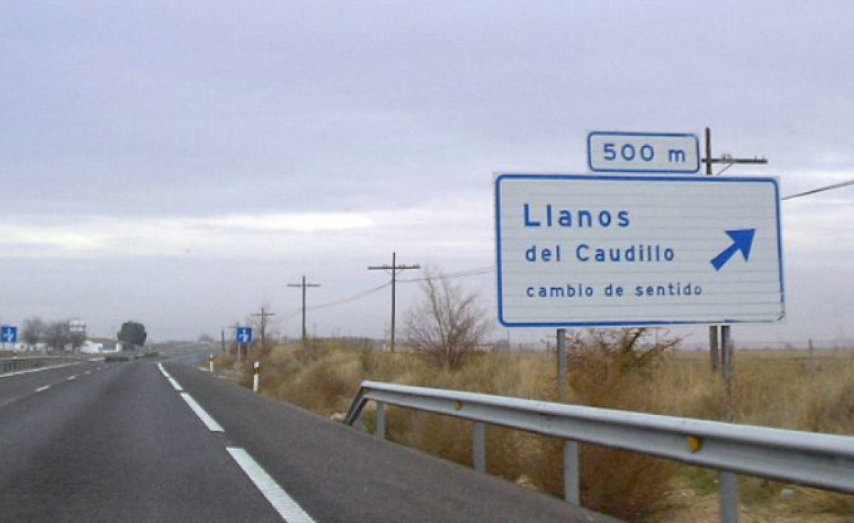 Un cartell anunciant Llanos del Caudillo. 