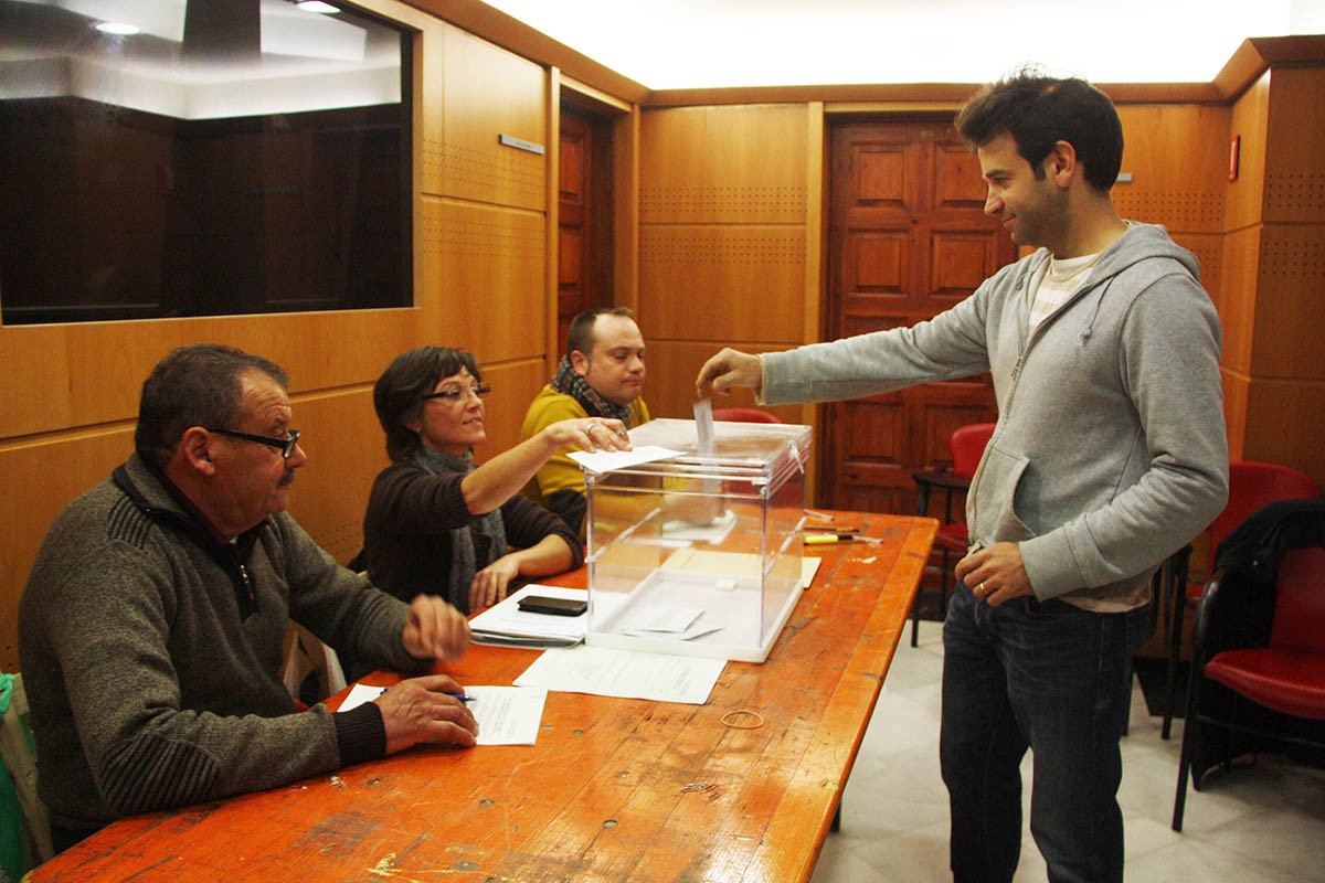 Un pagès jove vota a Reus a les sisenes eleccions agràries de Catalunya