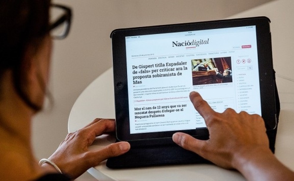 Una lectora llegeix Nació Digital amb una tablet