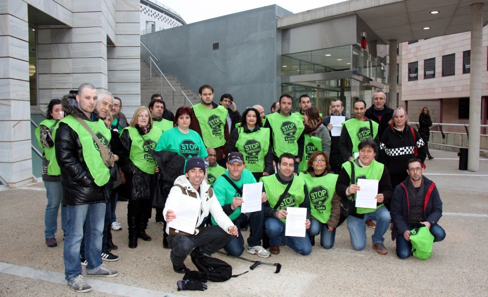 Membres de la PAH davant dels jutjats de Lleida 