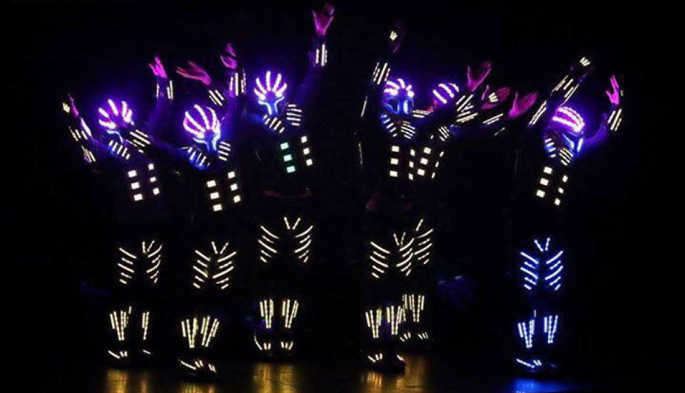 Los Vivancos en un dels números de l'espectacle, basat en el vestit amb LED creat per E-Tecnileds. 
