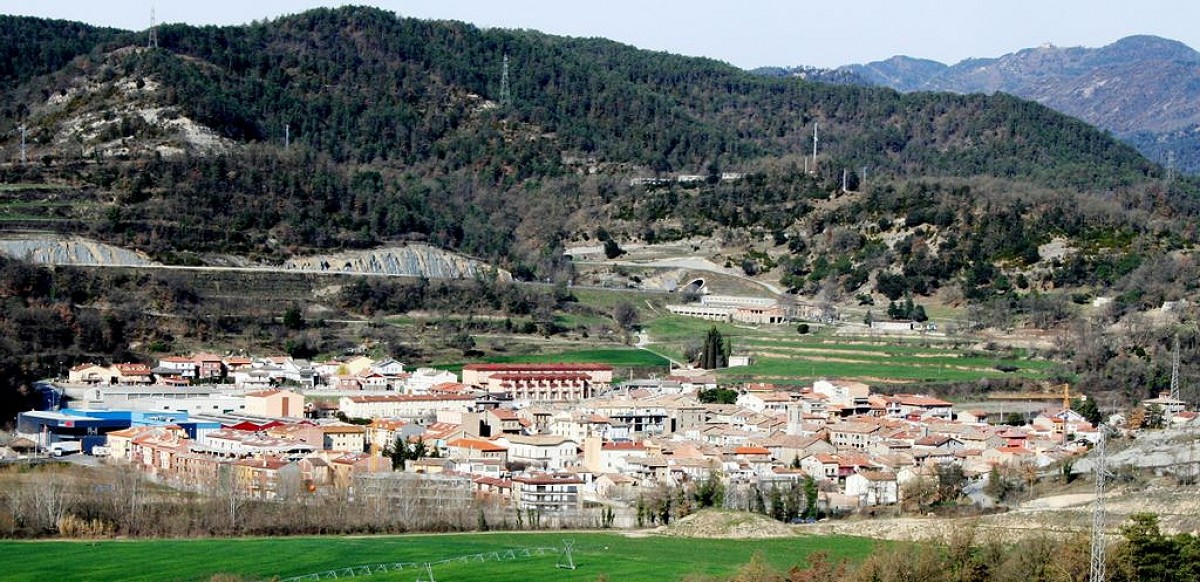 El poble de Montesquiu, amb el campanar al mig