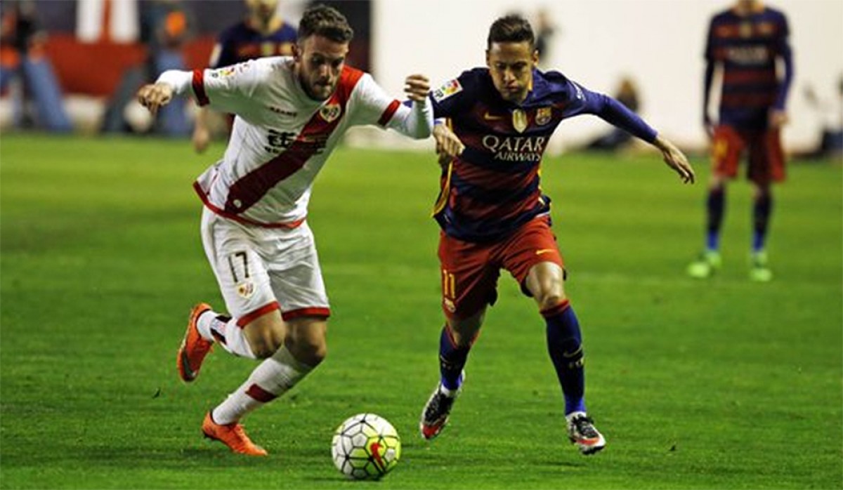 Neymar controlant la pilota davant un jugador del Rayo