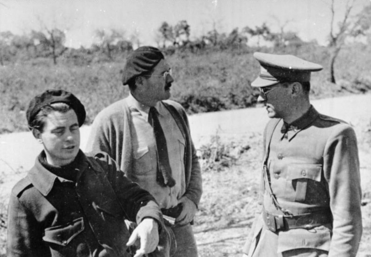 Hemingway, entre Ivens i Renn, durant la Guerra Civil espanyola