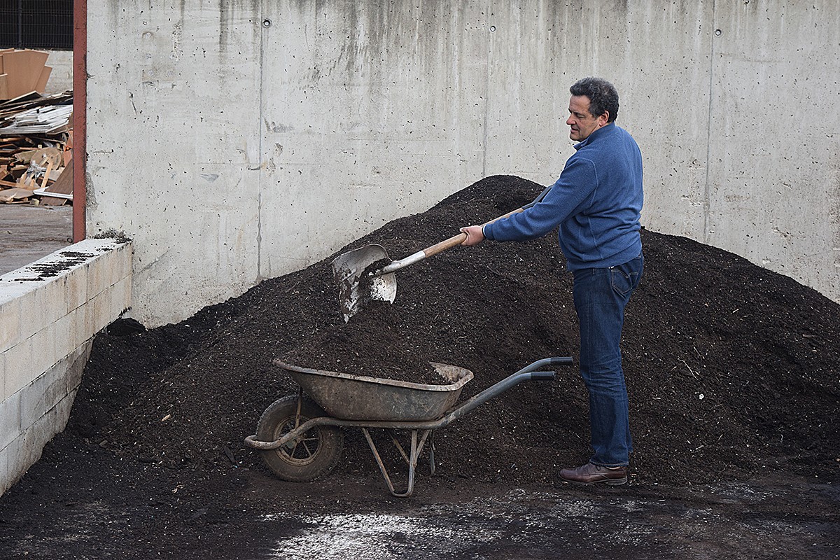 Josep Guix, recollint el compostatge resultant de reciclar la matèria orgànica