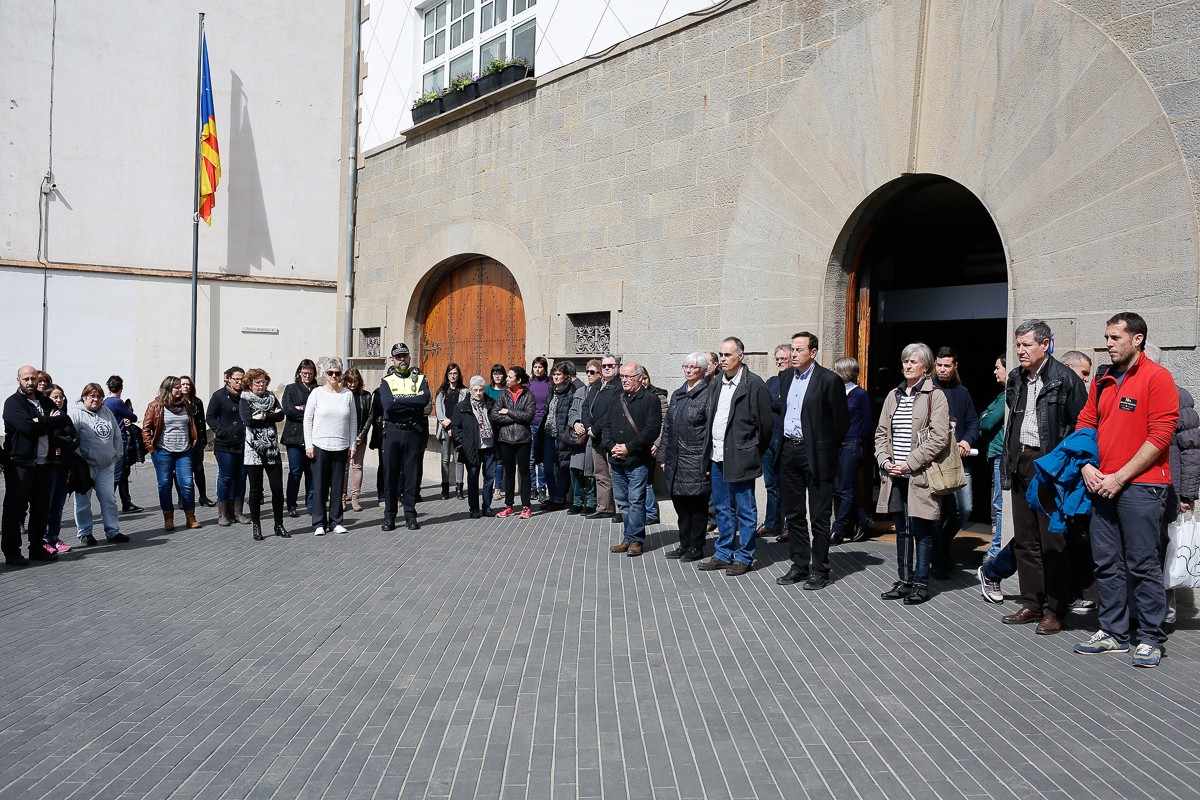 Minut de silenci a davant l'Ajuntament d'Olot