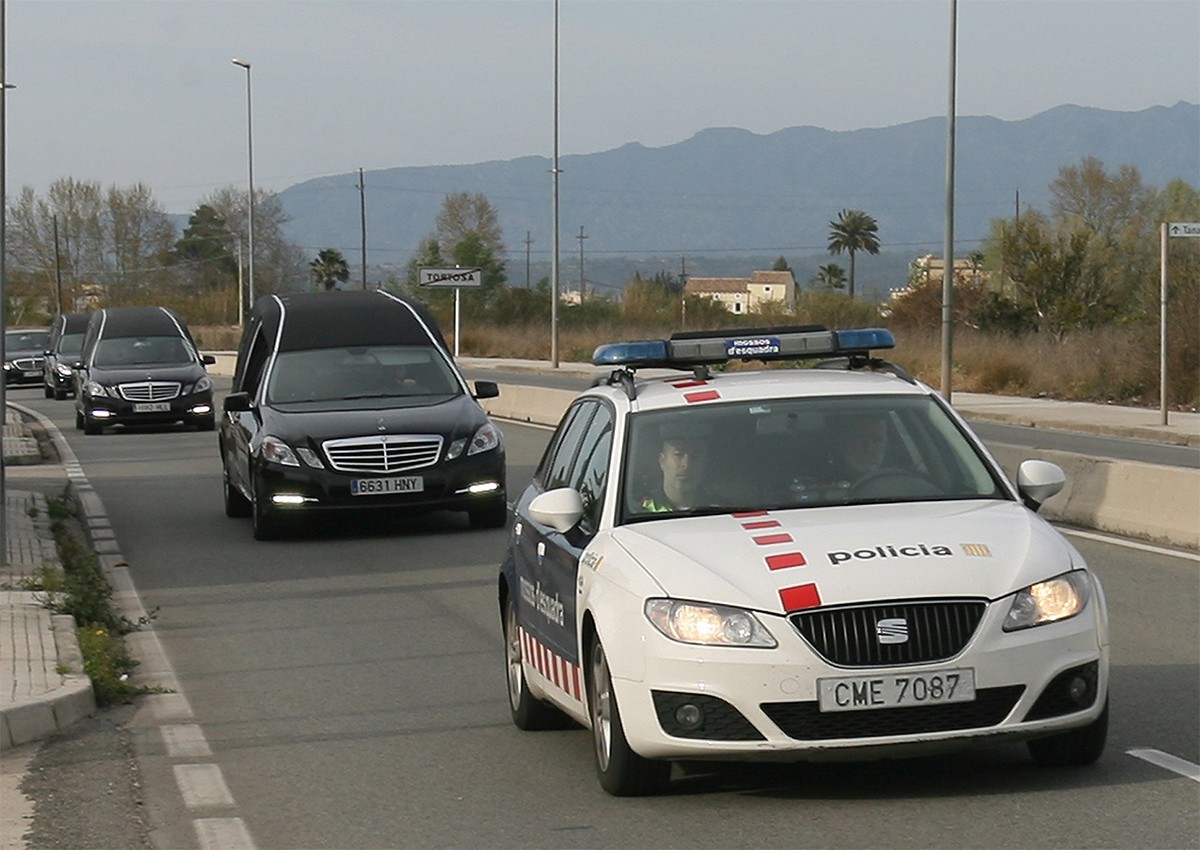 Comitiva de cotxes fúnebres a Tortosa