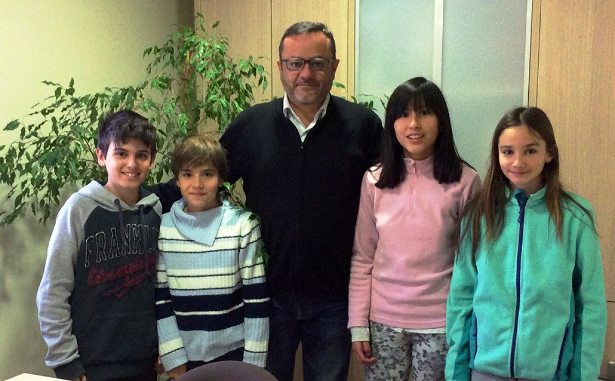 L'alcalde de Guardiola, Josep Lara, i alguns dels alumnes de sisè de l'escola. 