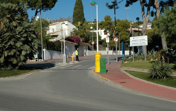 Un dels accessos a la urbanització de Vallpineda