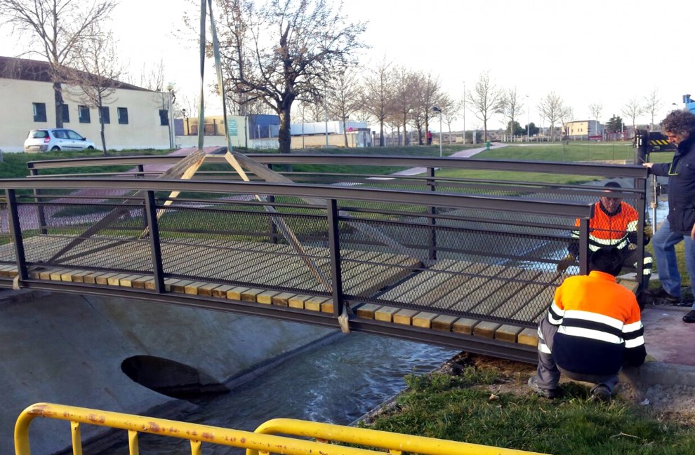 Imatge del moment de la instal·lació de la passarel·la