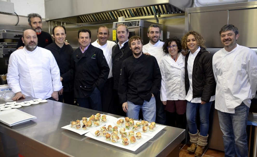 Foto de família dels cuiners de La Xicoia a la nova aula