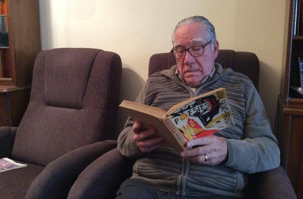 Jordi Mir, llegint un llibre al sofà de casa seva