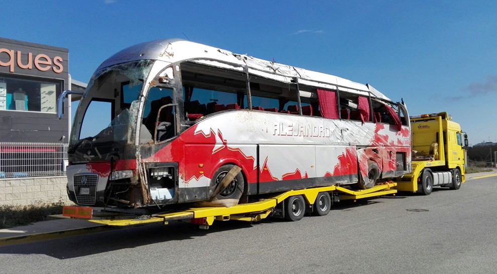 Imatge de l'autobús sinistrat diumenge passat a l'AP-7, a Freginals.