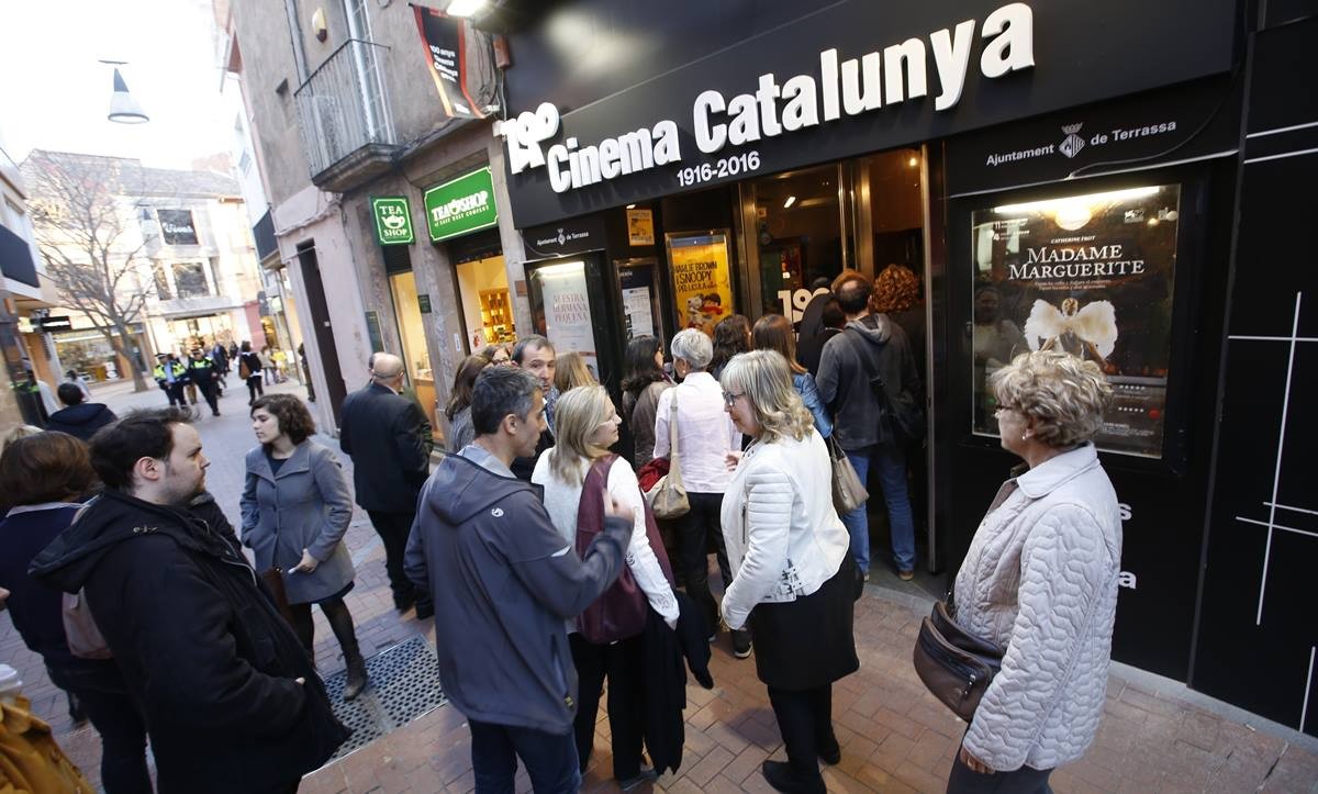 Cues a les portes del Cinema Catalunya, que recupera les sessions nocturnes aquest mes de març