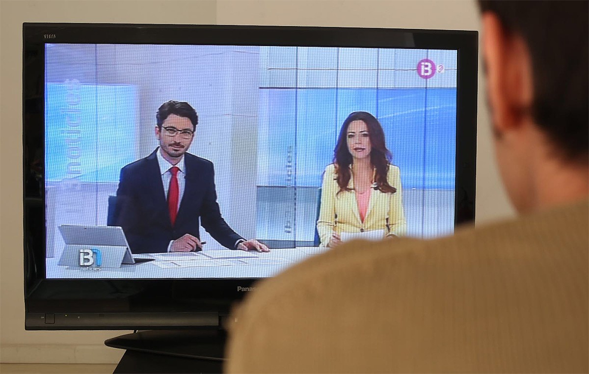 Un teleespectador català veient IB3 aquest migdia