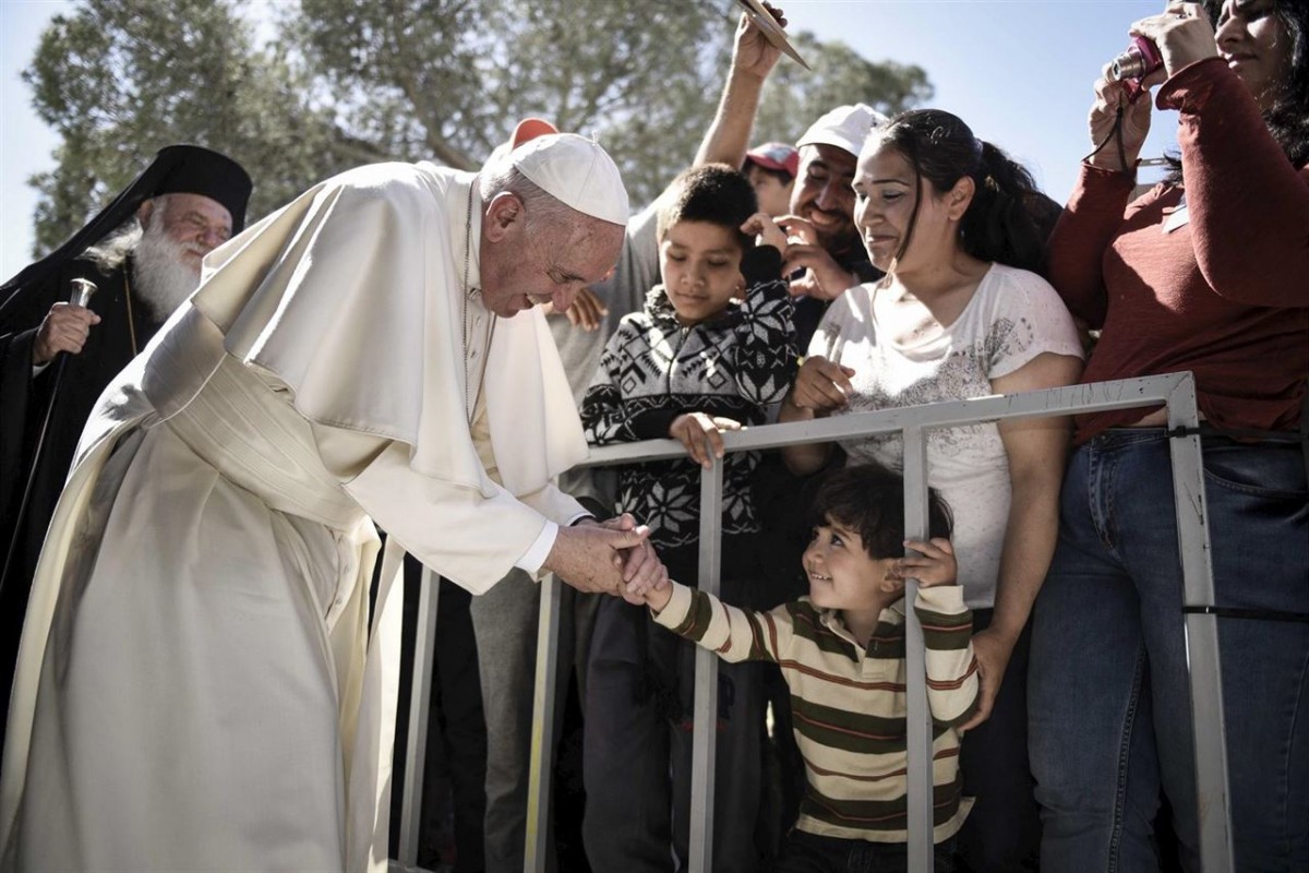 El Papa Francesc amb un nen refugiat a Lesbos
