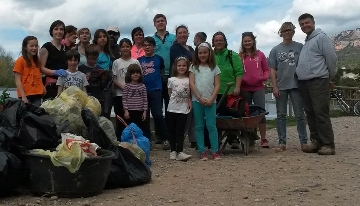 Una vintena de voluntaris, pares i fills, van netejar la riera de Les Arenes 