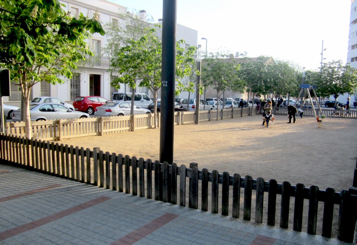 Parc infantil al carrer Cervantes de Sabadell