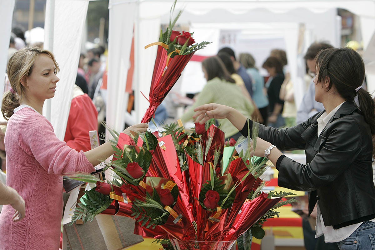 Una noia compra una rosa a Sabadell.