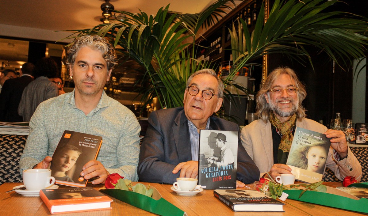Pep Puig, Lluís Foix i Víctor Amela, amb els exemplars dels seus llibres premiats