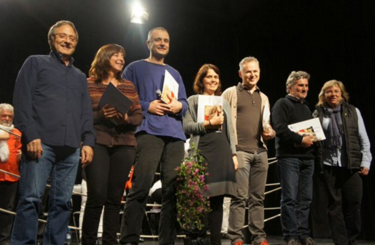 Representació d'Indòmit Teatre amb Màrius Moneo i tots els finalistes