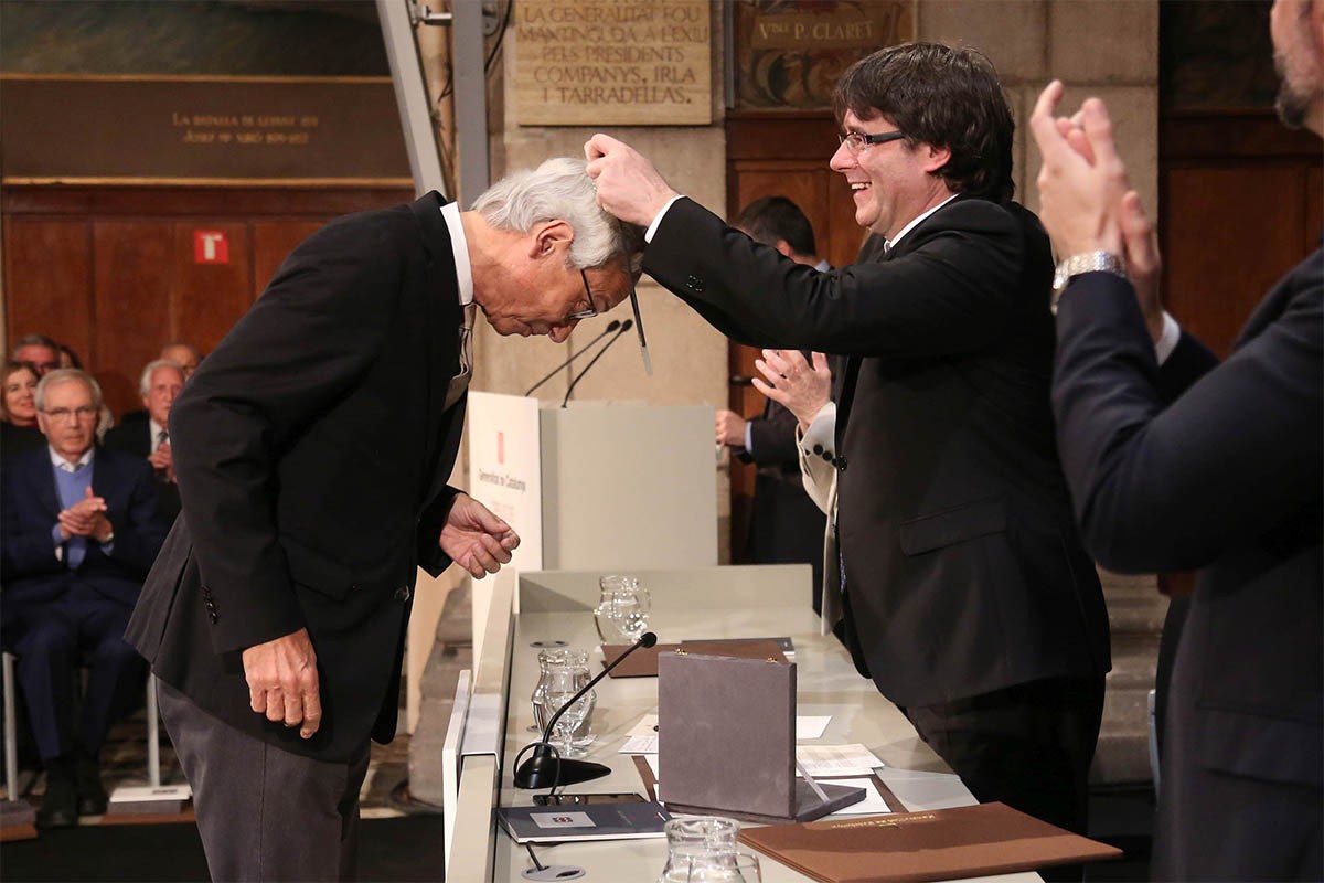 Carles Puigdemont entregant la Creu de Sant Jordi a Bonaventura Clotet