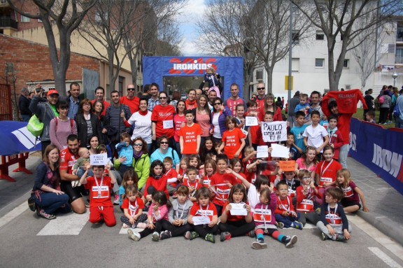 Imatge de suport al conserge de l'escola Josep Pallerola dintre de la campanya Tots som Paulo.
