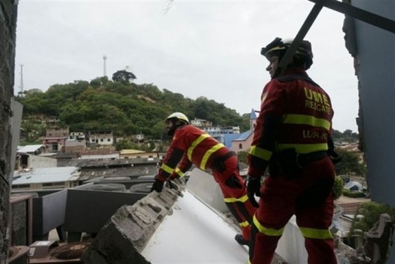 Voluntaris en tasques de rescat de les víctimes dels terratrèmols de l?Equador.