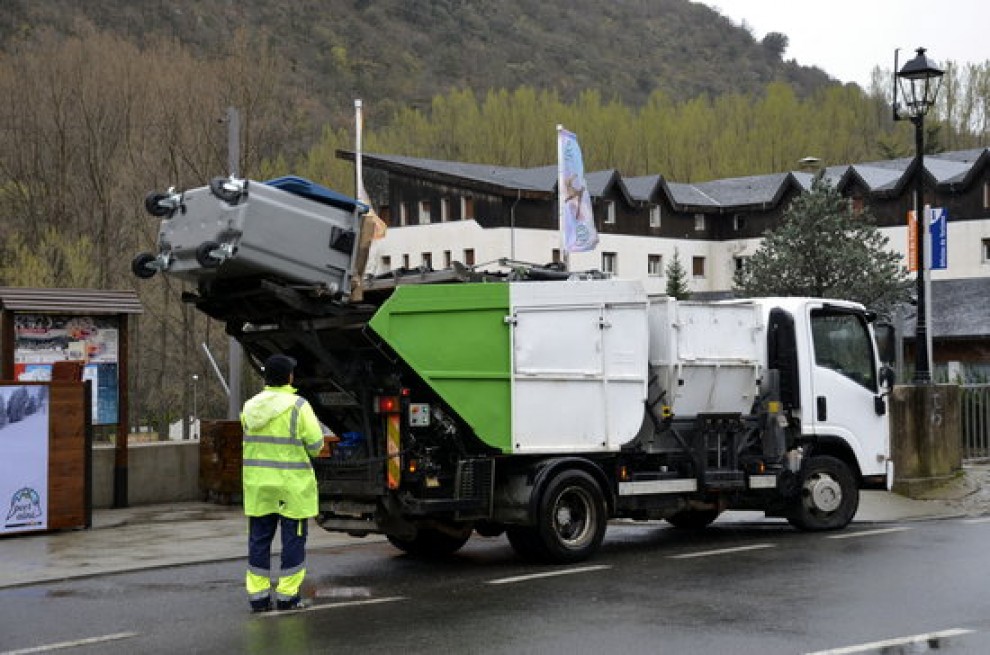 Un camió del servei porta a porta recollint un contenidor de paper a Rialp, al Pallars Sobirà