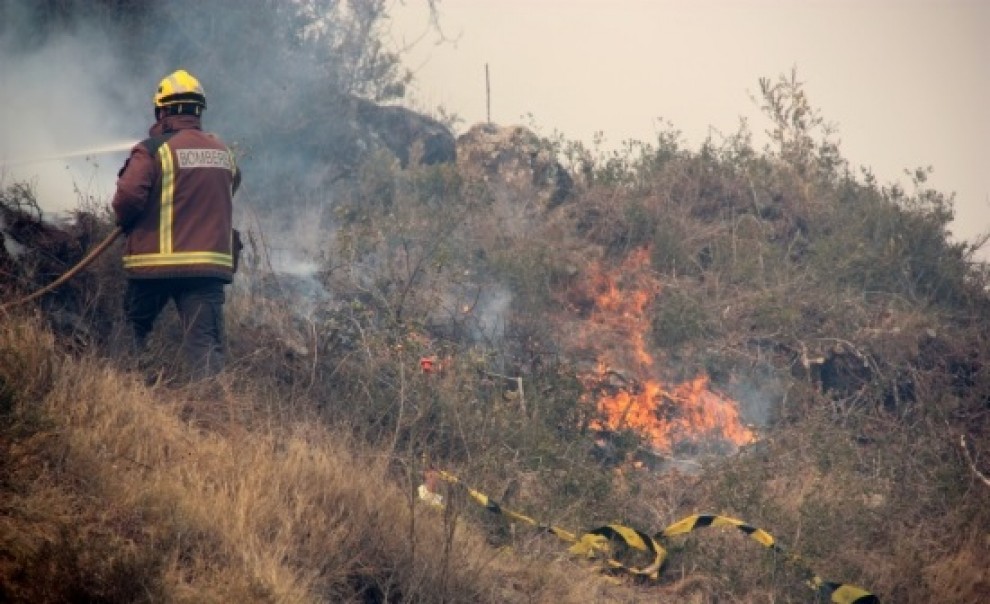 Un bomber treballant en l'incendi de Baix Pallars de 2012