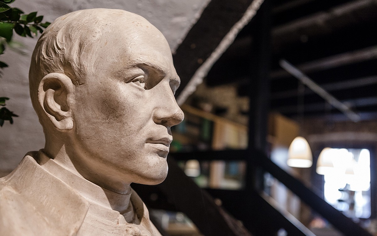 Bust de Jacint Verdaguer exposat a la Casa Museu del poeta a Folgueroles