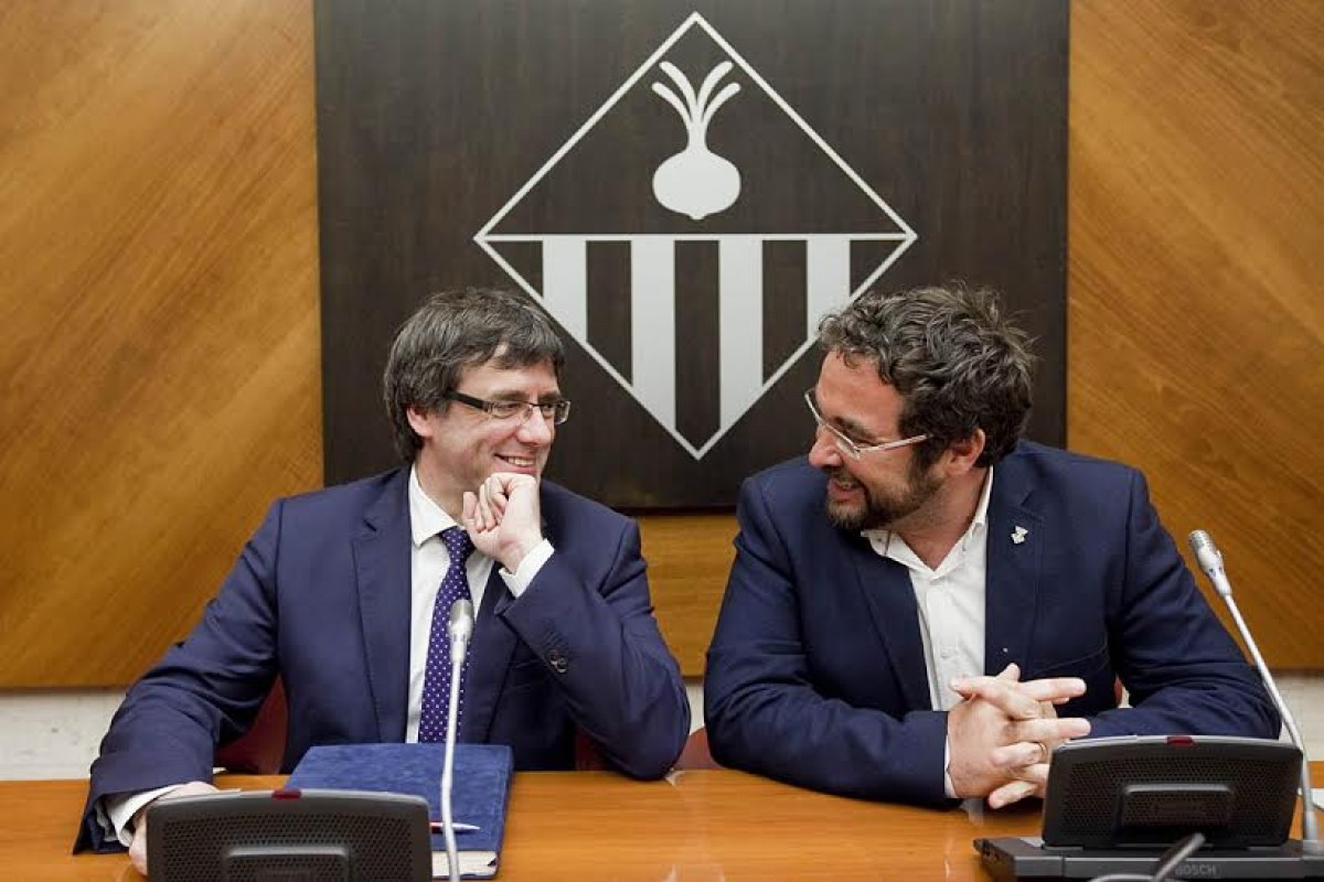 El president de la Generalitat, Carles Puigdemont, amb l'alcalde de Sabadell, Juli Fernàndez